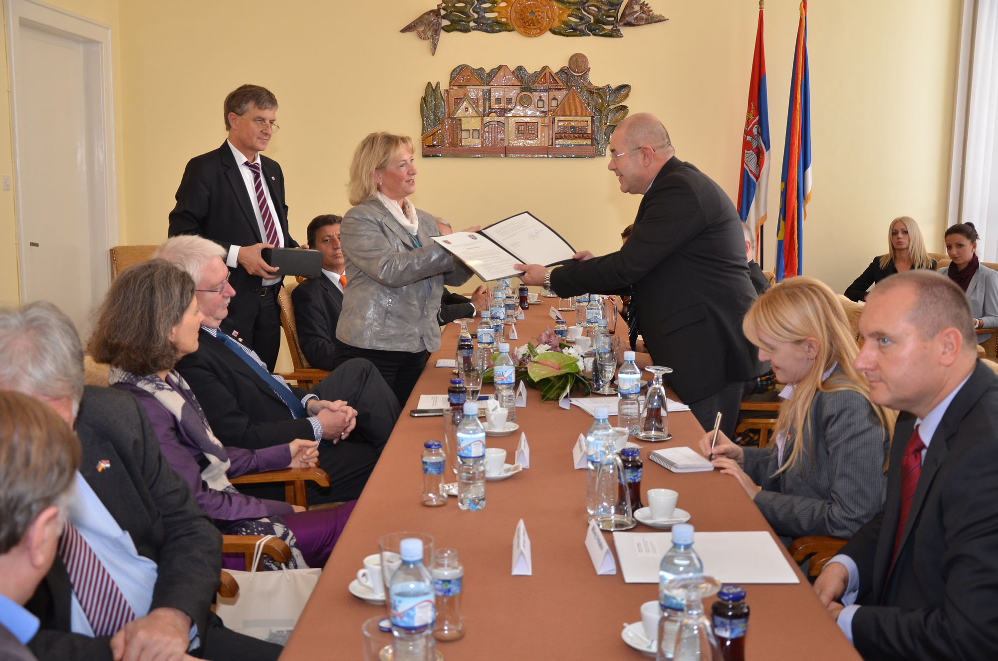 Înmânarea Declaraţiei privind intenţiile şi întâlnirea delegaţiilor parlamentelor din Voivodina şi Hessen